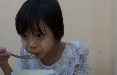 Thanaka - Girl eating mohinga - Myanmar - Sampan Travel
